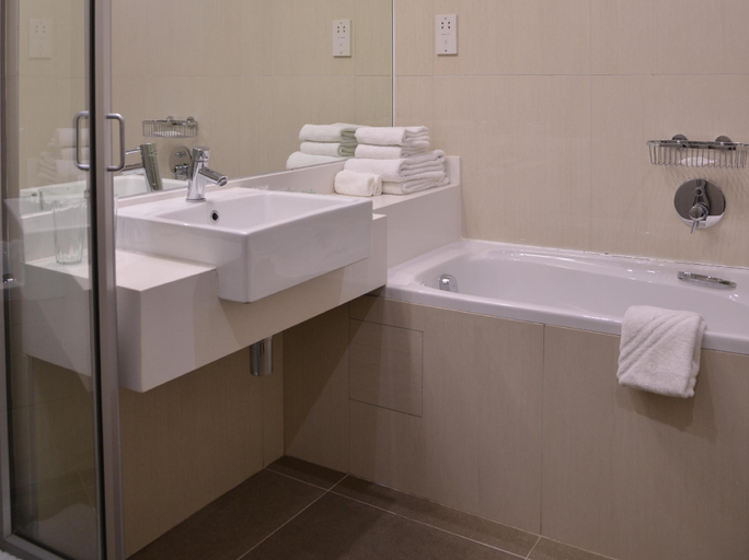 Bathroom 5, Cresta Lodge Harare, Harare