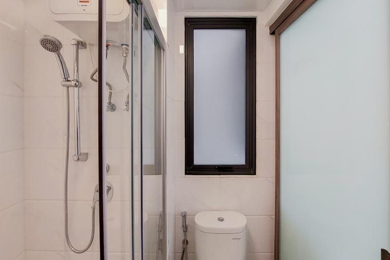 Bathroom 5, Comfort 2BR at Sky House BSD Apartment By Travelio, Tangerang Selatan