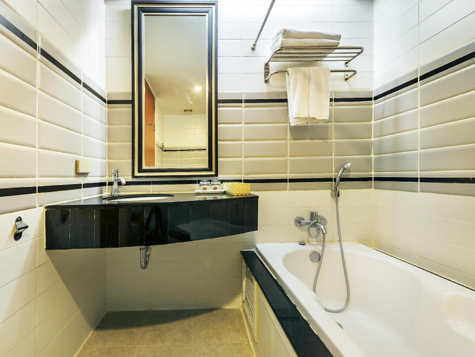 Bathroom 5, Thamrongin Hotel, Bangkok Noi