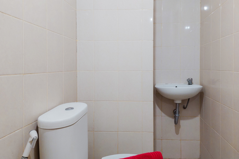 Bathroom 2, Comfort and Nice 2BR at Serpong Greenview Apartment By Travelio, Tangerang Selatan
