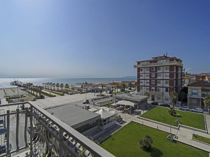 Exterior & Views 27