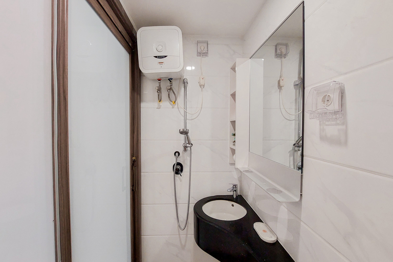 Bathroom 5, Spacious and Smart Apartment at Sky House BSD By Travelio, Tangerang