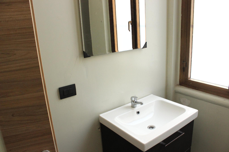 Bathroom 4, Koala Hostel, Milano