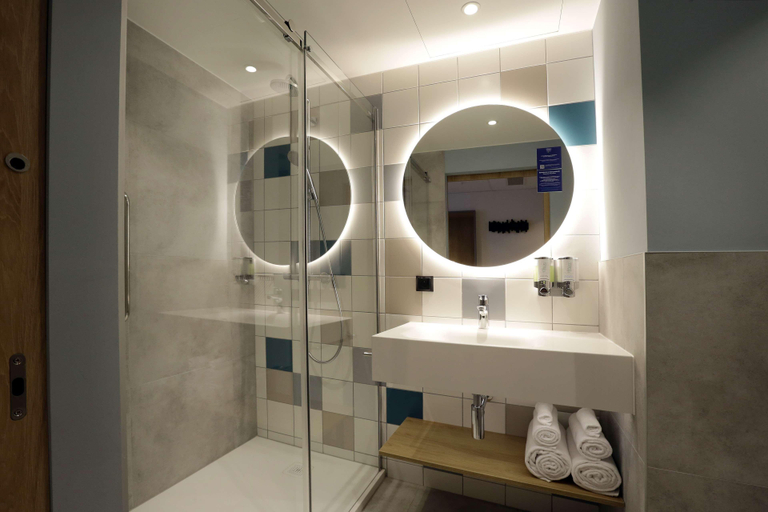 Bathroom 4, Hampton By Hilton Olsztyn, Olsztyn City