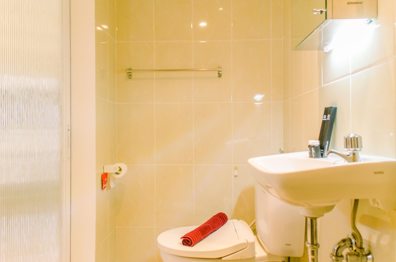 Bathroom 2, Nice and Comfort Studio Apartment at M-Town Residence By Travelio, Tangerang