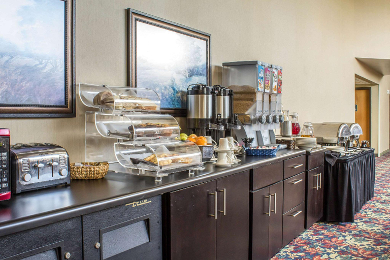 Food & Drinks 5, Lifestyle Inn Cedar Falls, Black Hawk