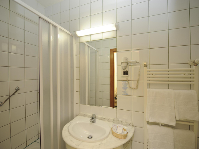 Bathroom 4, Hotel Millenium, Budapesti