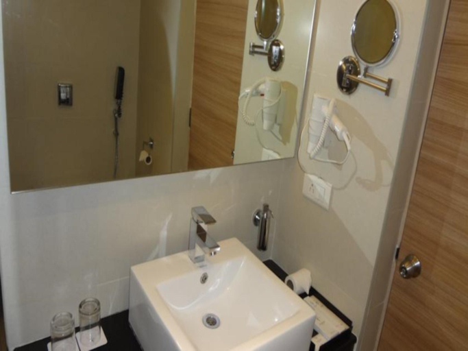 Bathroom 4, MAYFAIR Waves, Puri