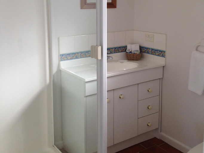 Bathroom 2, Wytonia Beachfront Accommodation, Moyne - South