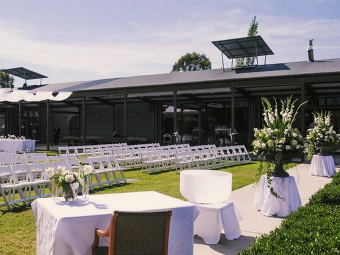 Food & Drinks 2, Estate Tuscany, The Mill & Brokenback Bar, Singleton