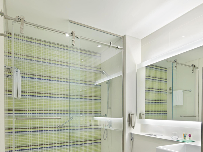 Bathroom 5, Hyatt Place Dubai Baniyas Square, Dubai