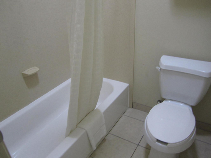 Bathroom 5, Executive Inn and Suites, Shelby