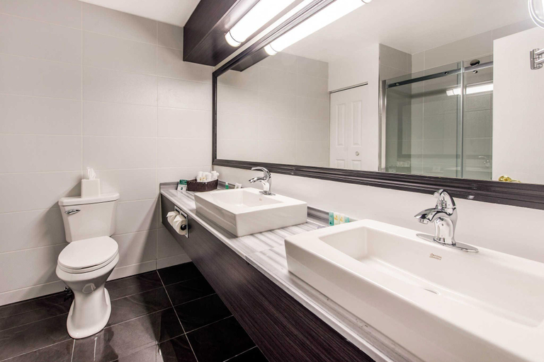 Bathroom 3, Quality Inn & Suites, Communauté-Urbaine-de-l'Outaouais