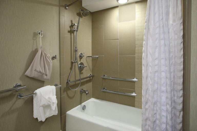 Bathroom 5, DoubleTree by Hilton Hotel Newark, Licking