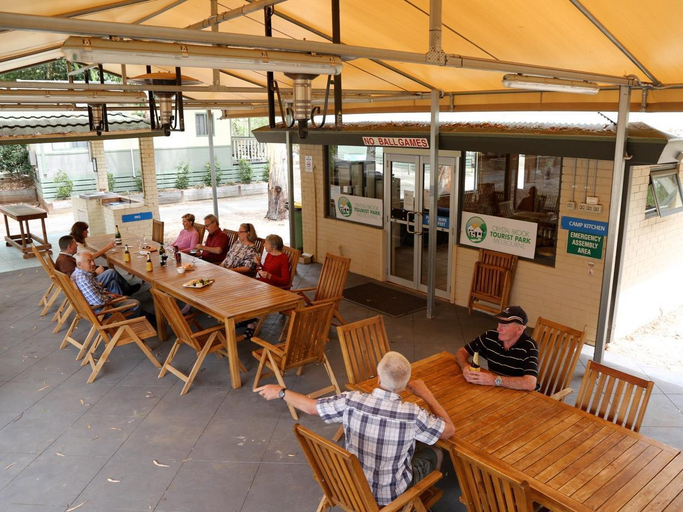 Food & Drinks 4, Crystal Brook Tourist Park Hotel, Manningham - East