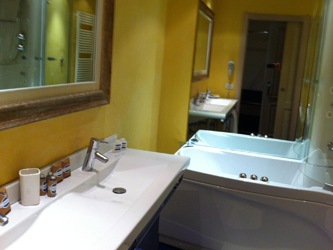 Bathroom 4, Tornabuoni Petite Suite, Florence