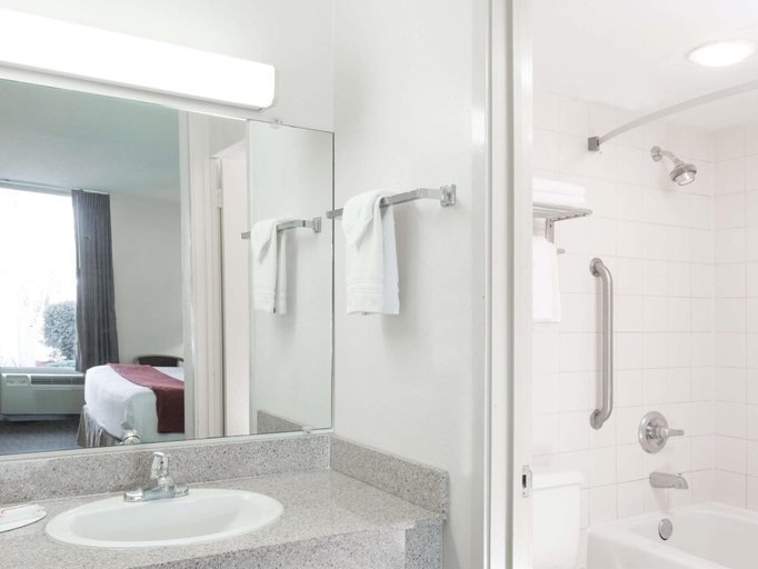 Bathroom 3, Days Inn by Wyndham Adel I-75, Cook
