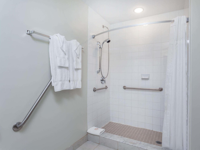 Bathroom 4, Super 8 By Wyndham Peterborough, Peterborough