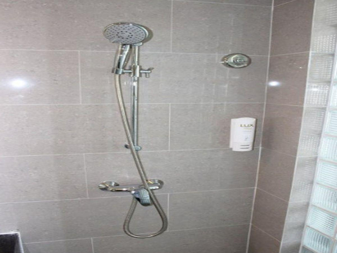 Bathroom 5, Holiday Inn Express Weihai Hi-Tech Zone by IHG, Weihai