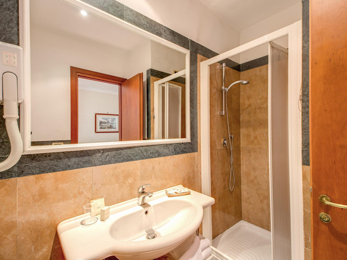 Bathroom 5, Romoli, Rome