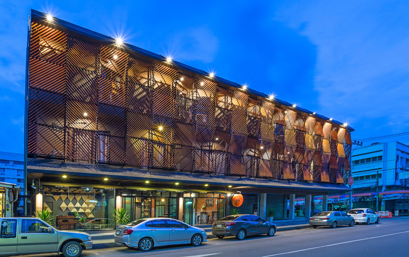 Exterior & Views