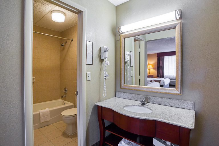 Bathroom 3, Quality Inn Hurricane Mills I-40, Humphreys