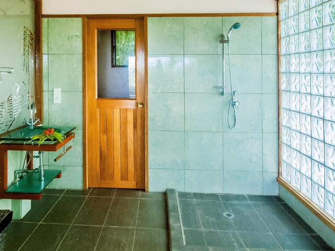Bathroom 3, Maravu Taveuni Lodge, Cakaudrove