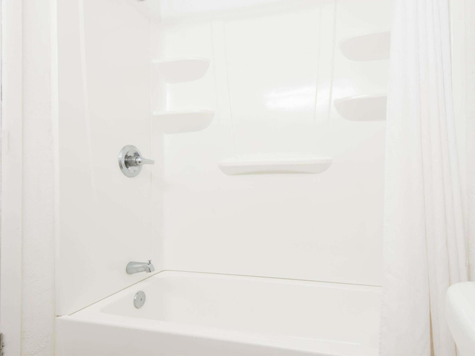 Bathroom 4, Days Inn by Wyndham Gallup, McKinley