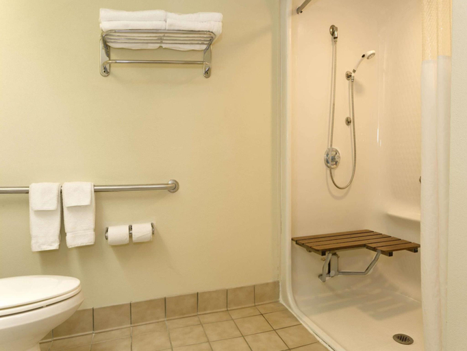 Bathroom 4, Baymont by Wyndham Mason, Warren