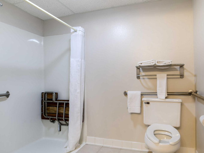 Bathroom 4, Quality Inn Osceola, Clarke