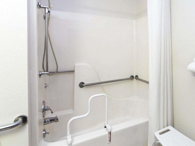 Bathroom 4, Super 8 by Wyndham Clinton, Clinton