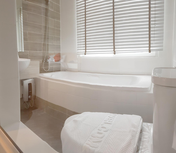 Bathroom 4, Sleeping Tree Hotel, Fang