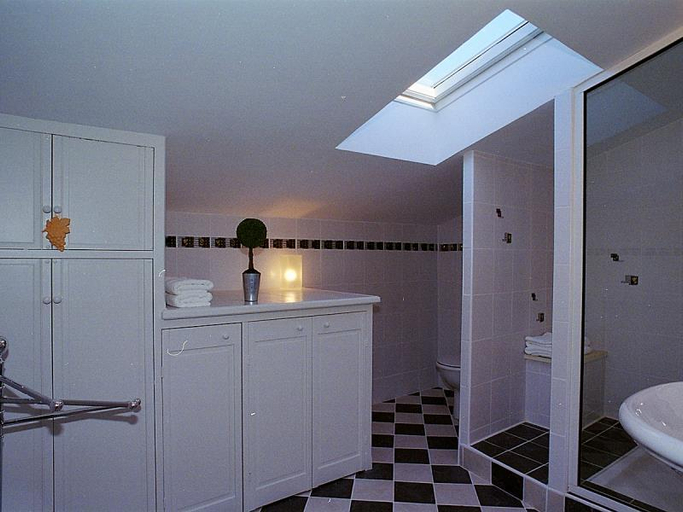 Bathroom 5, Les Logis du Roy, Gironde