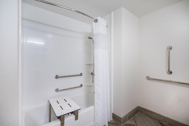 Bathroom 2, Hampton Inn Oxford, Oxford