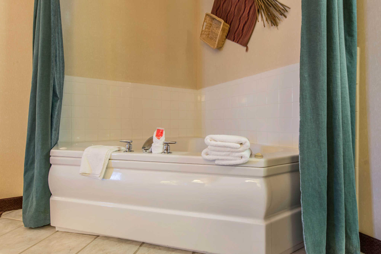Bathroom 4, Quality Inn & Suites Pueblo West, Pueblo