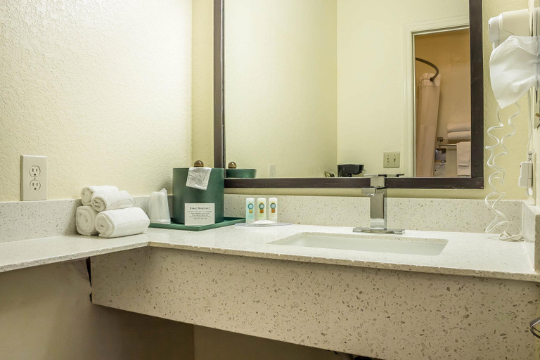 Bathroom 4, Quality Inn Pinetop Lakeside, Navajo