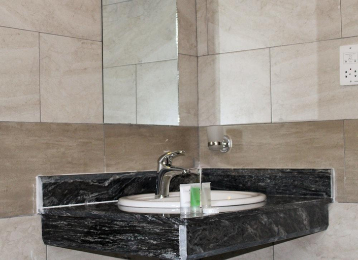 Bathroom 4, Cephas Inn, Kabale
