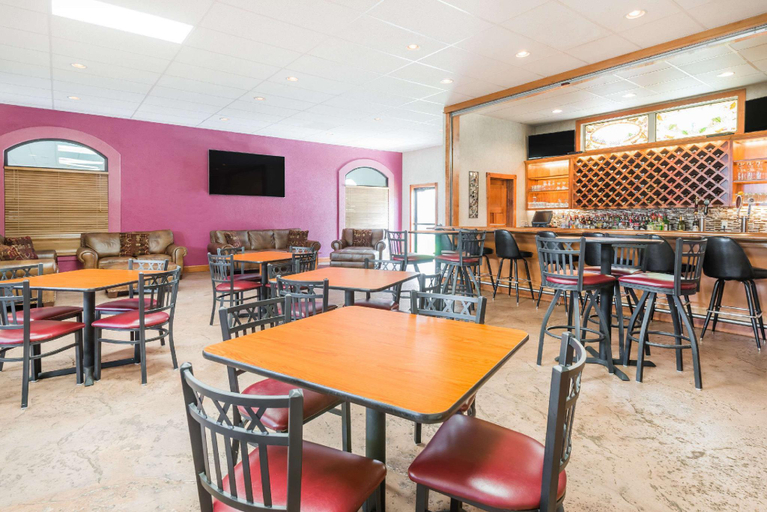 Food & Drinks 4, Ramada by Wyndham Strasburg Dover, Tuscarawas