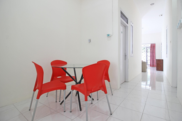 Public Area, RedDoorz near Terminal Tirtonadi, Solo