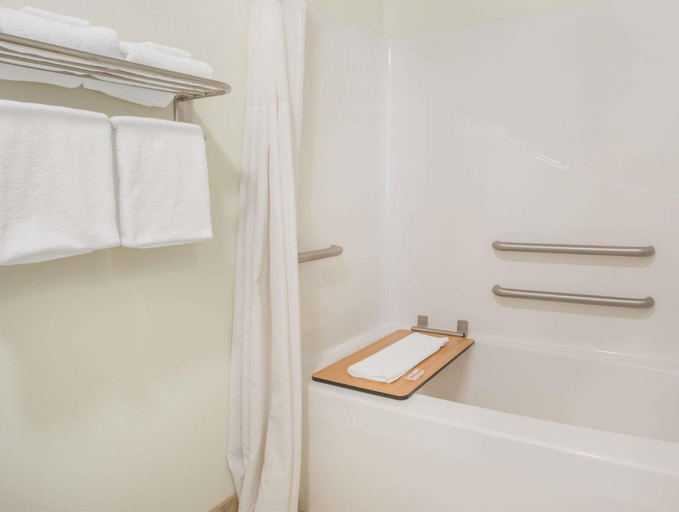 Bathroom 4, Super 8 By Wyndham Cedar Falls, Black Hawk