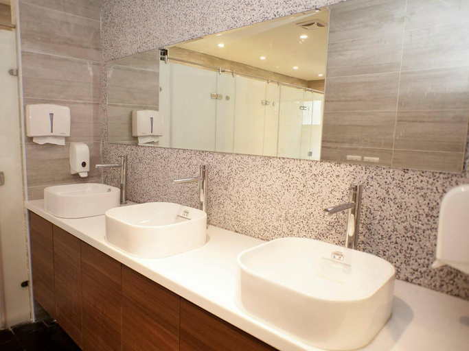 Bathroom 3, Lucky One Hostel, Taipei City