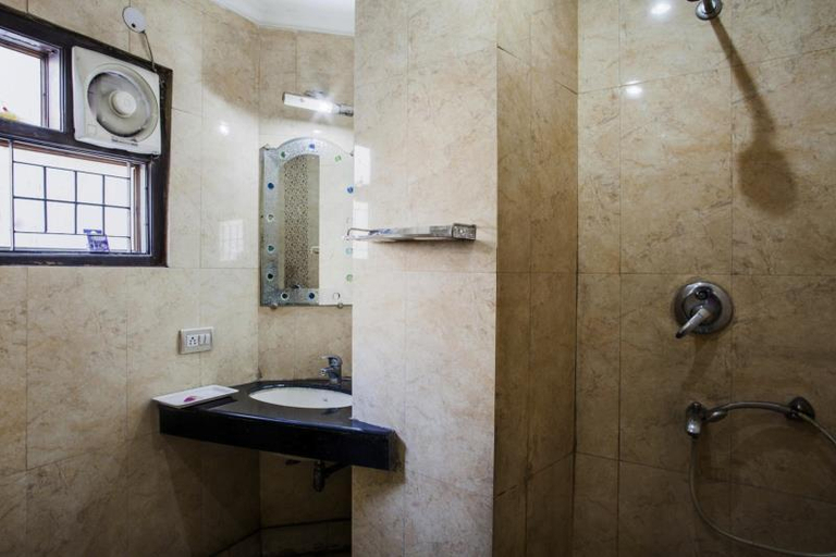 Bathroom 1, Hotel Karat 87 Inn, Delhi