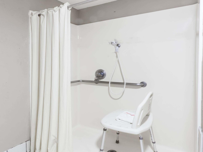 Bathroom 4, Super 8 by Wyndham Murfreesboro, Rutherford