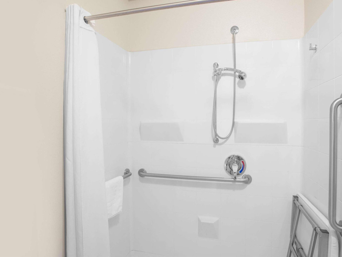 Bathroom 3, Super 8 by Wyndham Barstow, San Bernardino