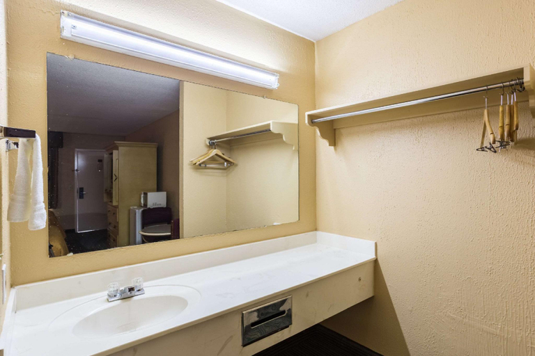 Bathroom 5, Rodeway Inn Hazlehurst, Copiah