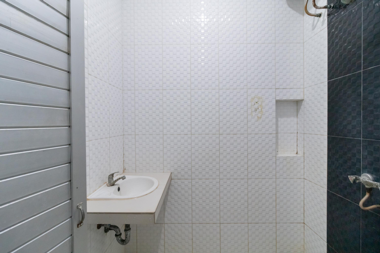 Bedroom 4, RedDoorz near Universitas Esa Unggul Bekasi Harapan Indah, Bekasi