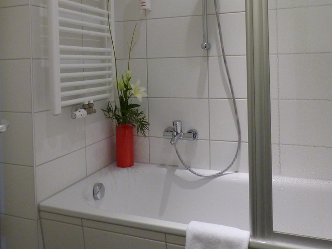 Bathroom 2, H+ Hotel 4Youth, Berlin