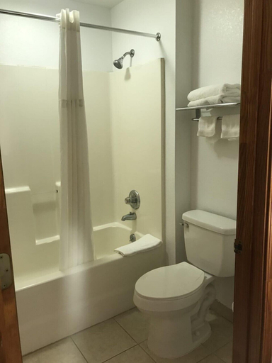 Bathroom 4, Western Motel, Thomas