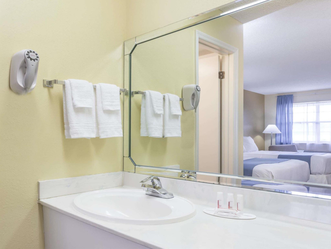 Bathroom 4, Days Inn by Wyndham Madison, Madison