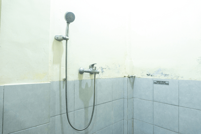 Bathroom 3, RedDoorz @ Gatot Subroto Ende, Ende